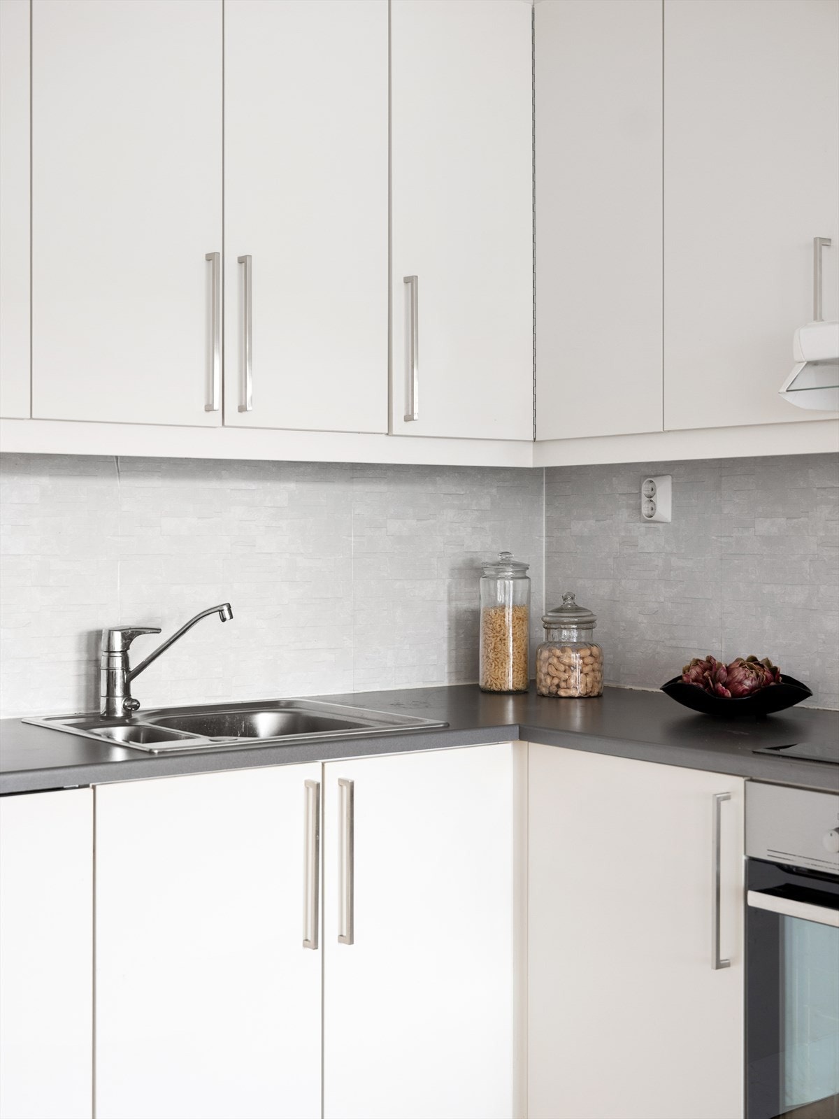 Kjøkkenet har rikelig med benkeplass som gir gode arbeidsforhold for matlaging Galleribilde