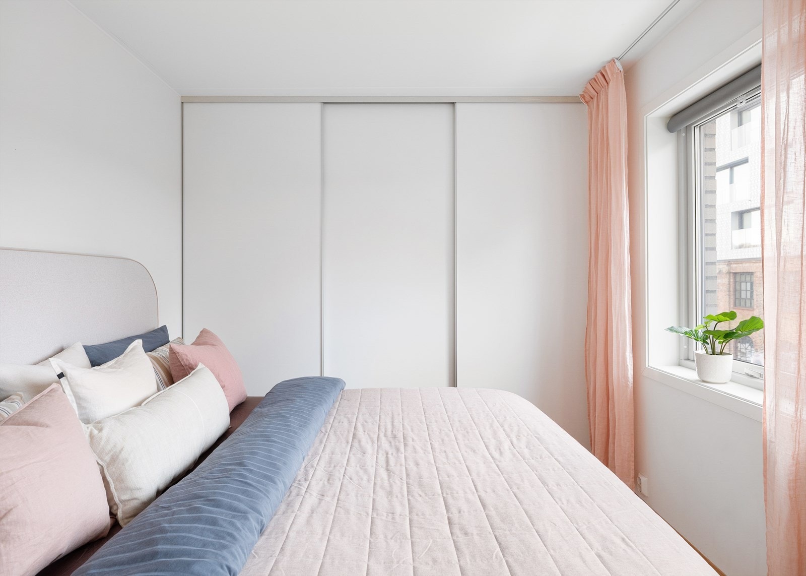 Det er gode oppbevaringsmuligheter i skyvedørsgarderobe på hovedsoverommet for å legge unna klær og sko Galleribilde