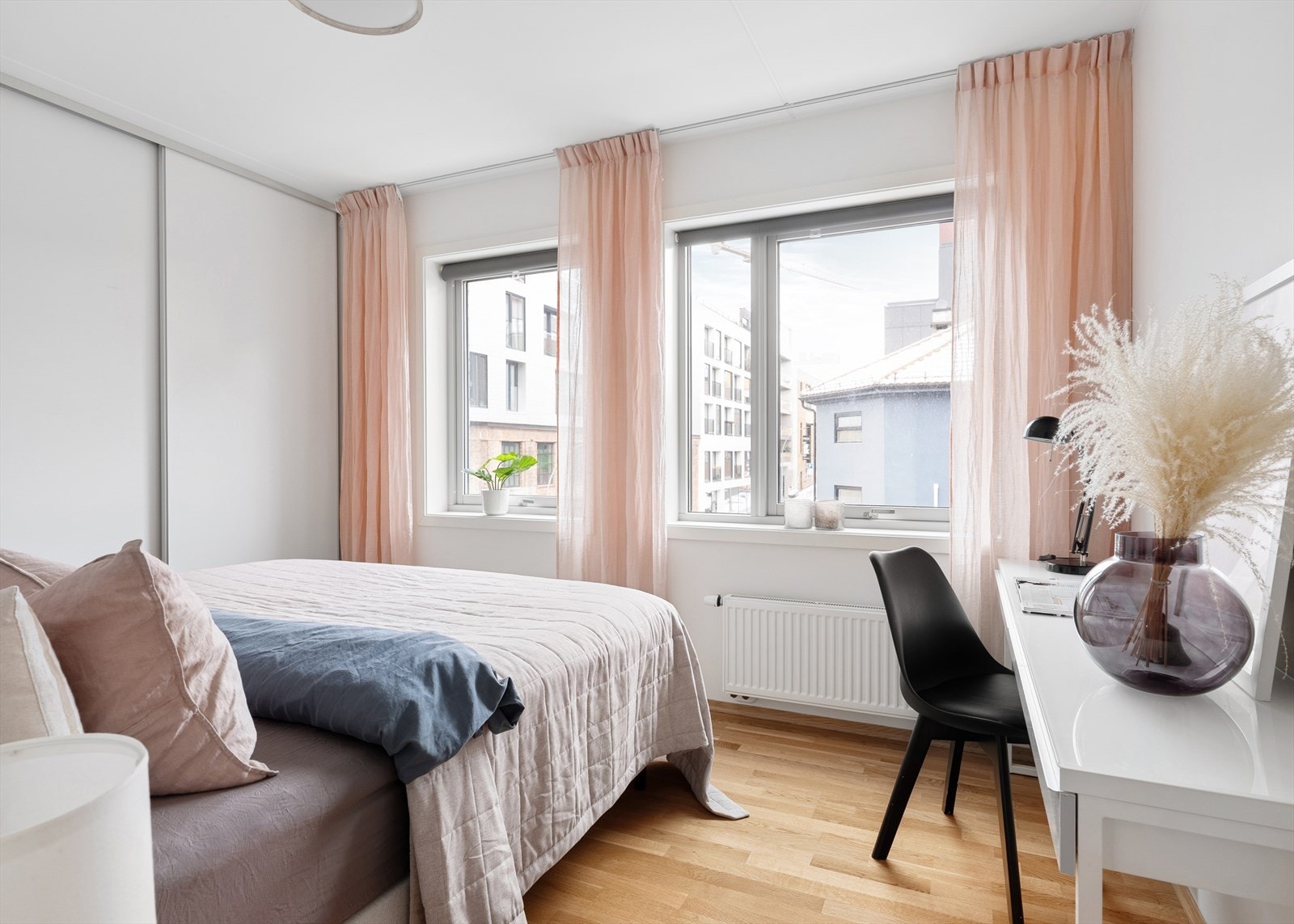 Boligen inneholder tre romslige soverom med en gjennomtenkt fordeling som gir god fleksibilitet for både familie og gjester Galleribilde