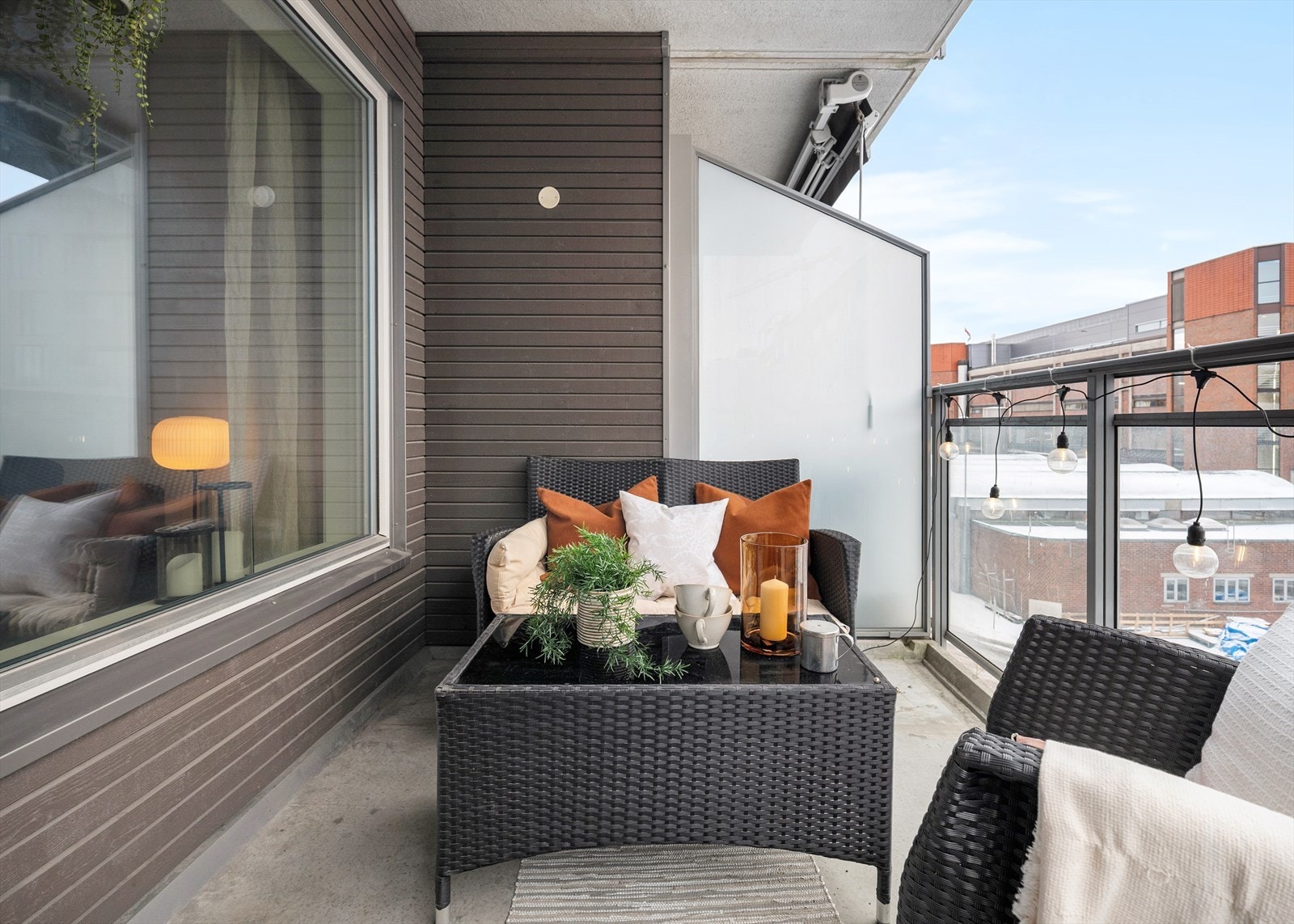 Balkongen er på 6,8 kvm, og byr på kveldssol. Her kan man ha en innbydende uteplass med sittemøbler Galleribilde