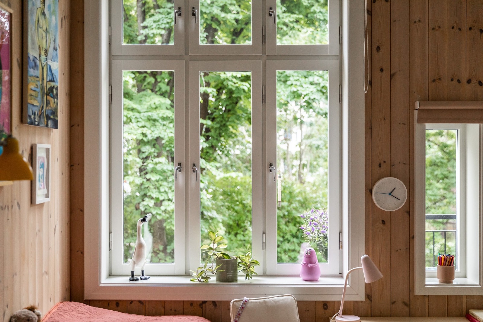 Frodig utsyn mot hagen. Galleribilde