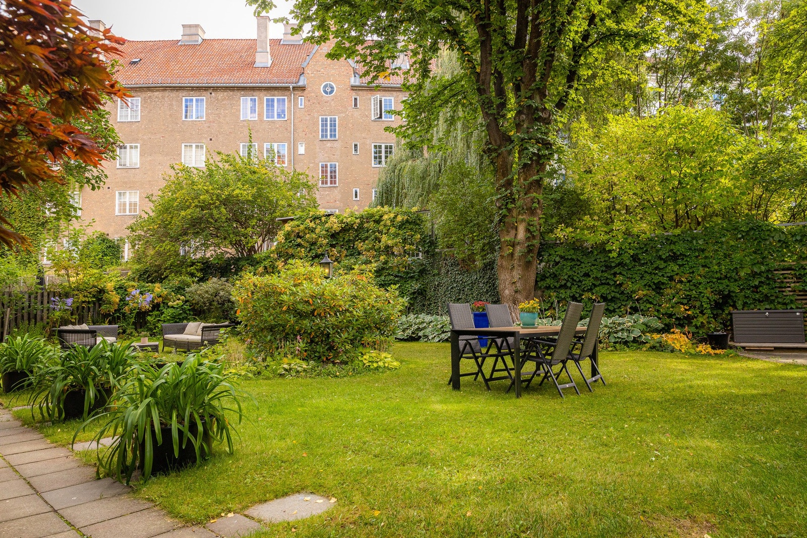 Felles bakgård. Galleribilde