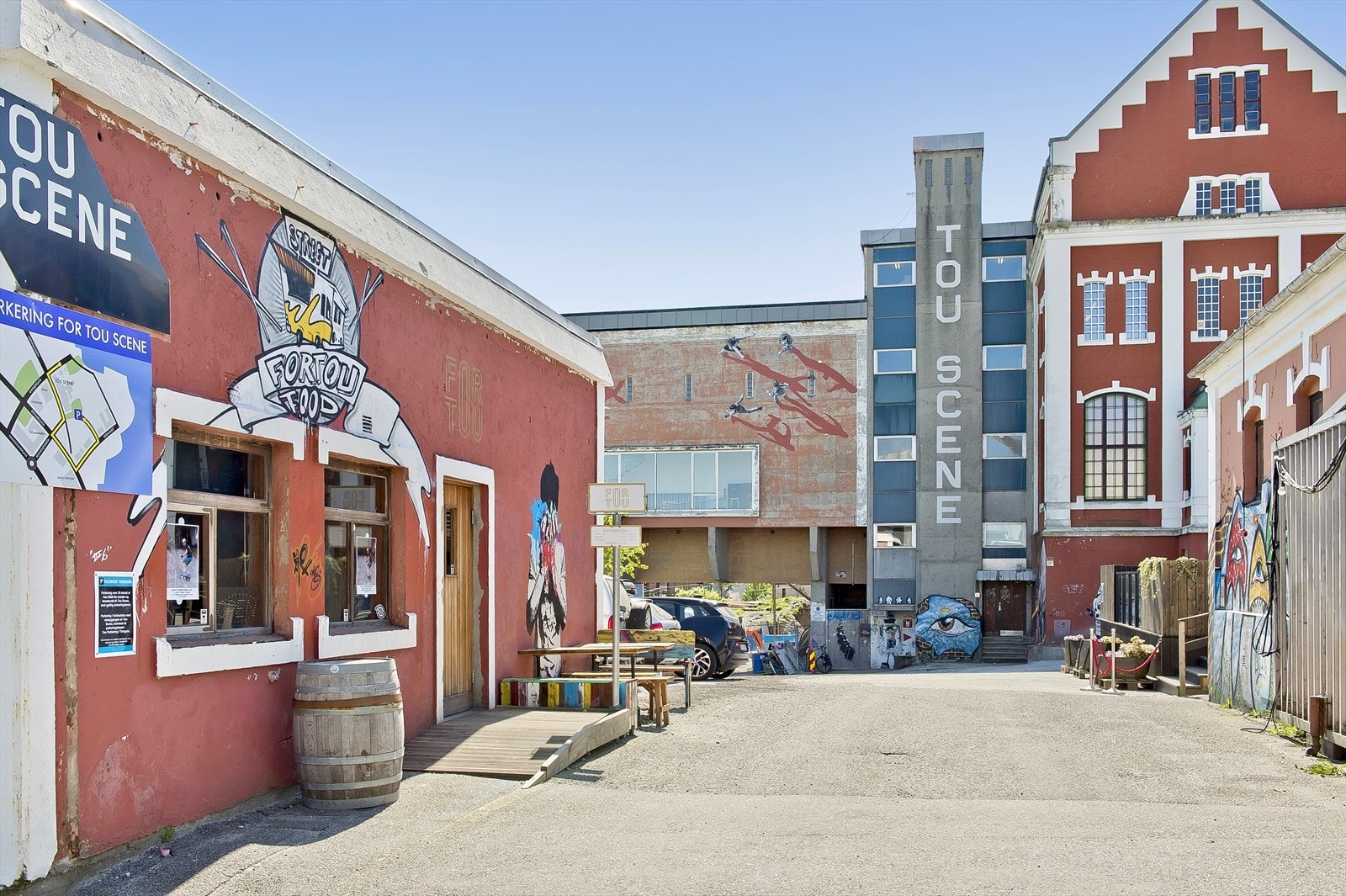 Tou Scene med sitt kulturelle mangfold ligger like ved boligen. Her finner man også Fortou. Galleribilde
