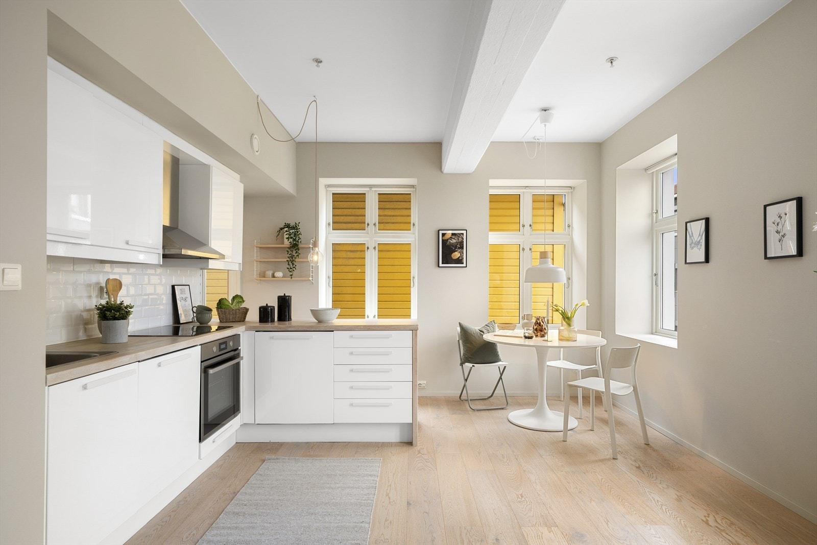 Ved kjøkkenet er det plass til spisebord. Galleribilde