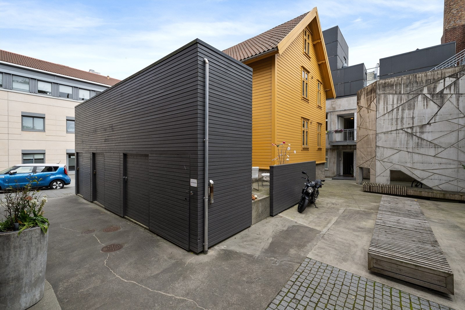 Her er det egen utvendig bod, samt felles sykkelbod. Leiligheten har også innvendig bod i fellesgang. Galleribilde