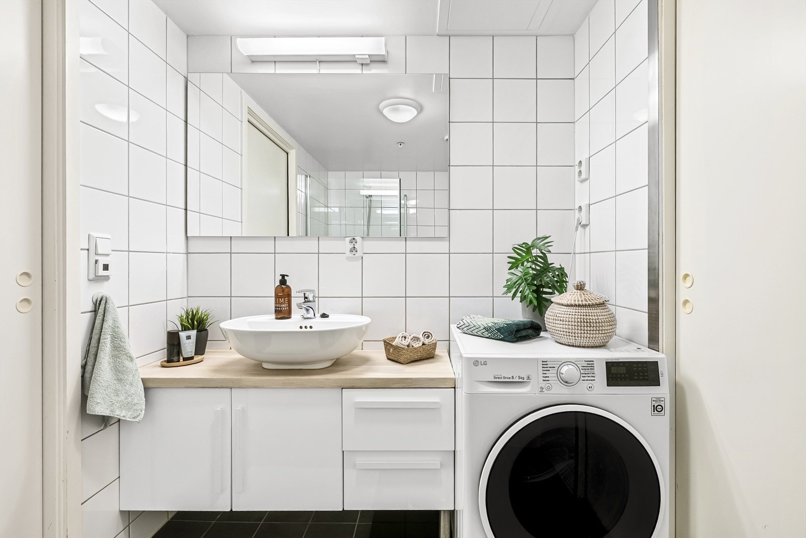 Badet er innredet med vegghengt toalett, dusjhjørne og servantt med baderomsmøbel. Opplegg for vaskemaskin. Galleribilde