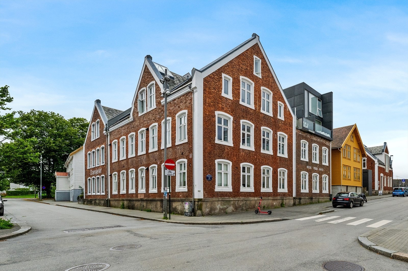 Velkommen til Lervigsveien 19B, en unik og strøken hjørneleilighet i attraktive Oransjeriet. Galleribilde