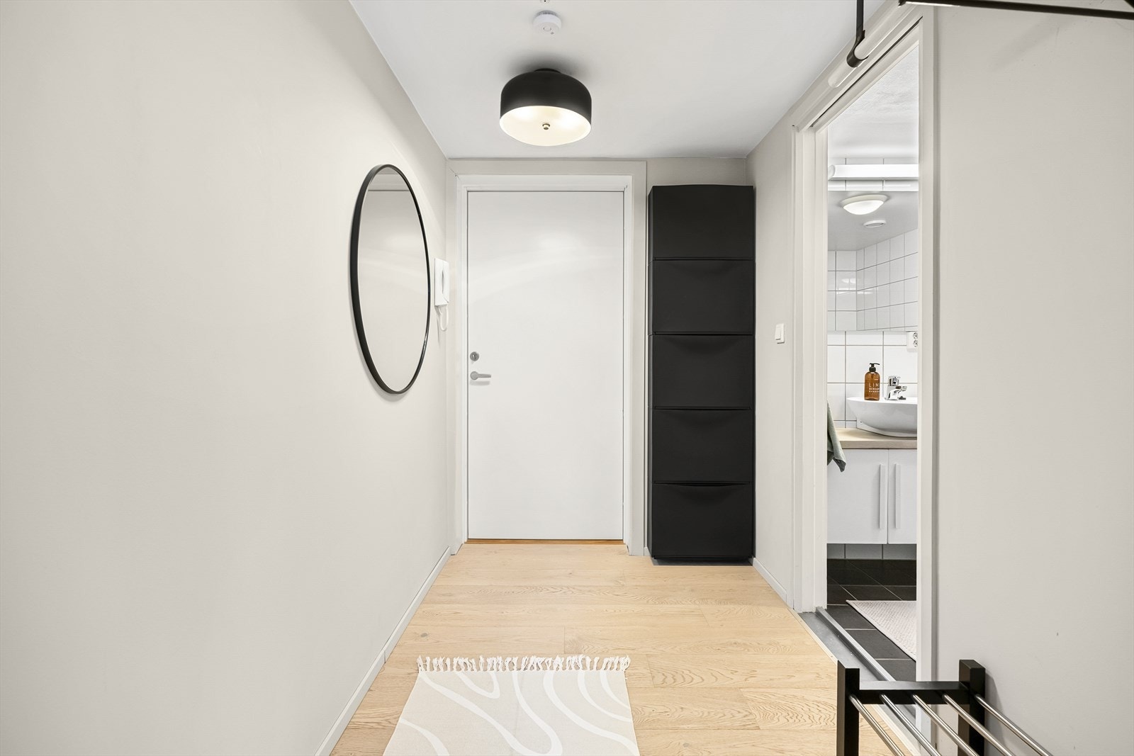 Innbydende entré med god plass til å henge fra seg jakker og sette fra seg sko i praktisk innhuk. Galleribilde