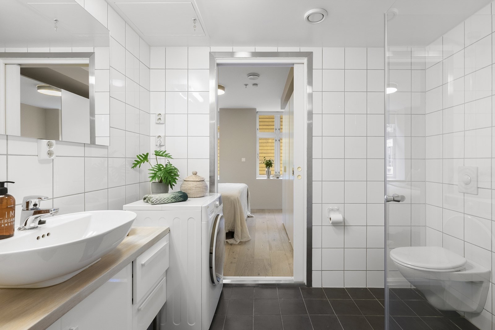 Baderommet er flislagt med elektriske varmekabler i gulv. Galleribilde