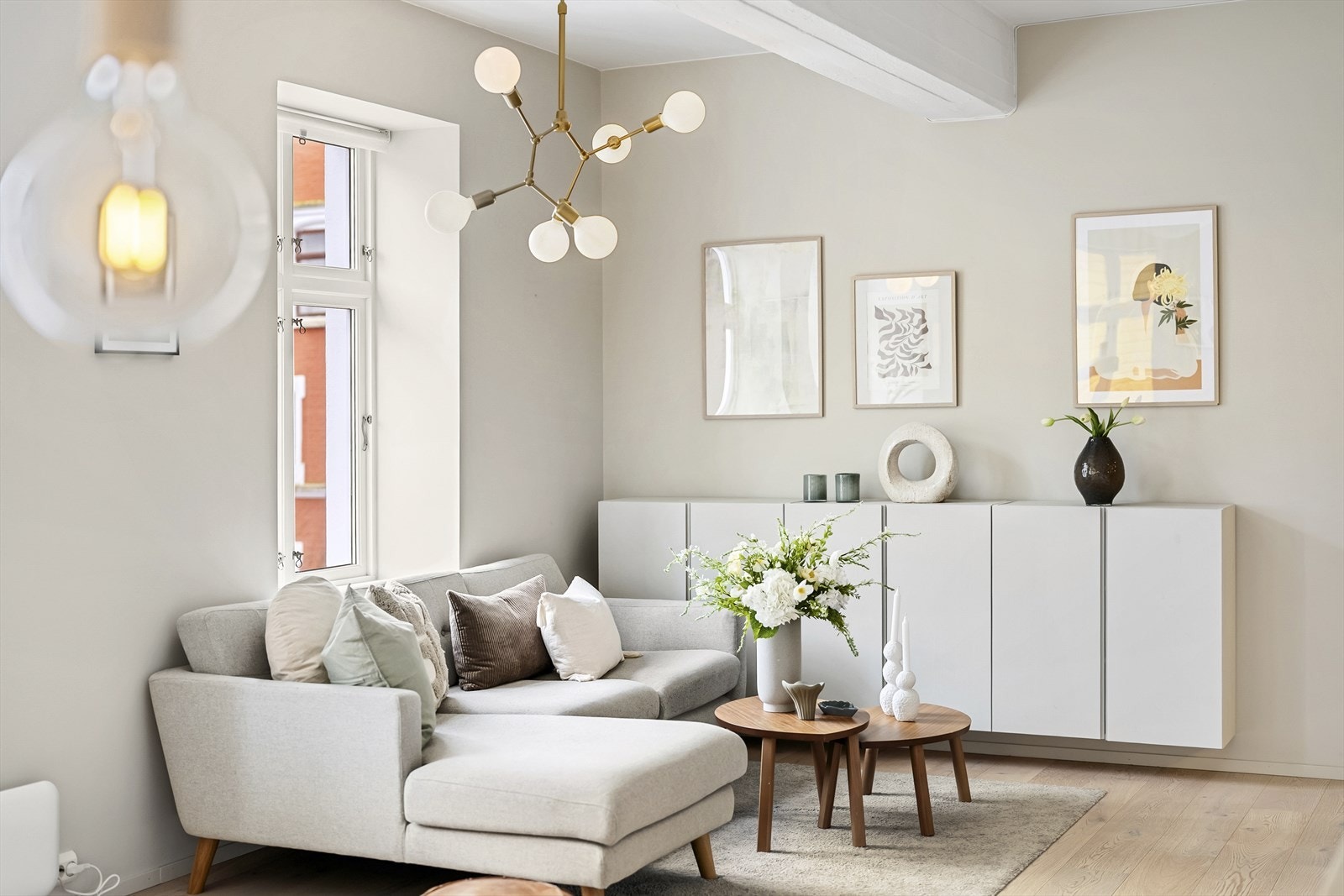 Leiligheten har generøs takhøyde, store sprossevinduer og en tidsriktig fargepalett. Galleribilde