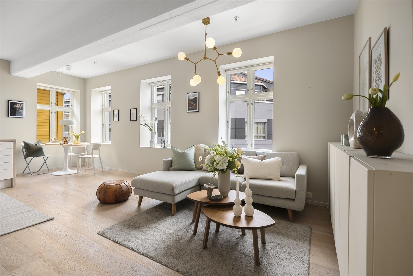 Leiligheten ligger i byggets 2. etasje, og er lys og tidløs med gjennomgående god standard. Galleribilde