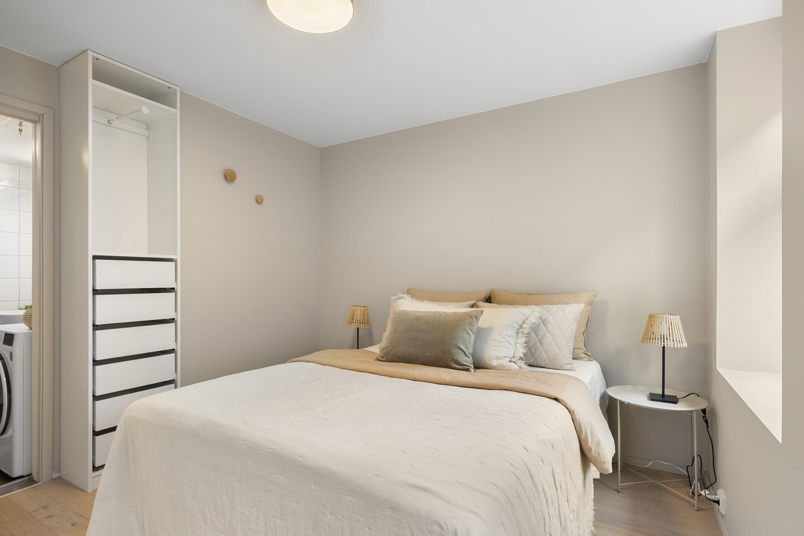 Soverommet har plass til dobbeltseng, nattbord og har garderobeskap. Galleribilde