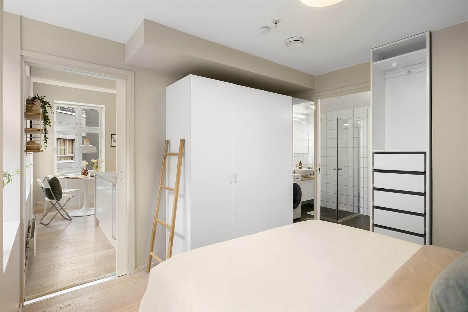 Fra soverommet har man direkte tilkomst til badet. Galleribilde