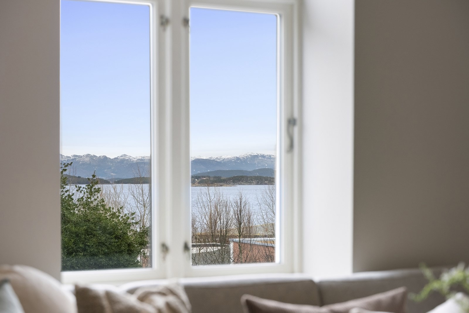 Flott sjøutsikt fra stuevinduet. Galleribilde