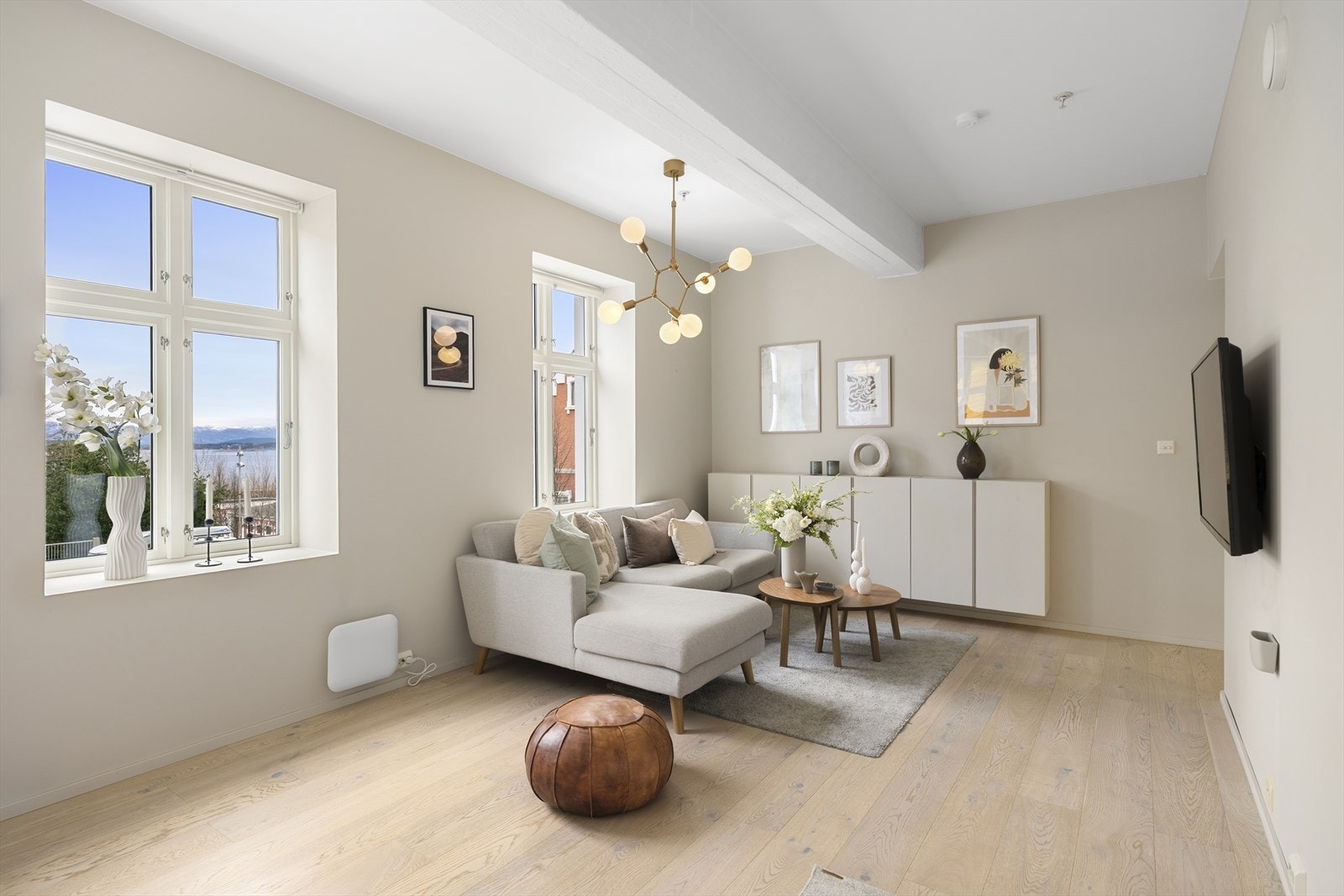 Stuen er av god størrelse med mulighet for å innrede med sofagruppe, TV-møbel og spisebord. Galleribilde