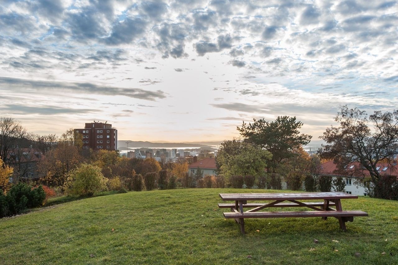 Keyserløkka er et innbydende og grønt område med lave bygninger, trivelige naboer og perfekte muligheter for å nyte rolige sommerdager rett utenfor leiligheten. Galleribilde
