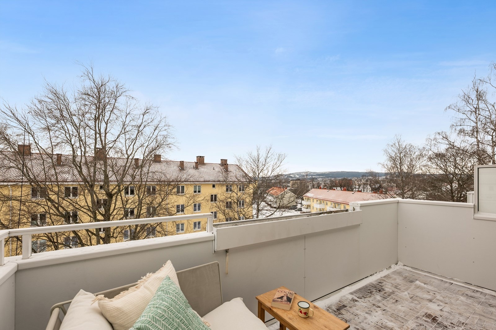 Balkongen er en herlig forlengelse av stuen og gir et ekstra oppholdsrom som kan brukes store deler av året. Galleribilde