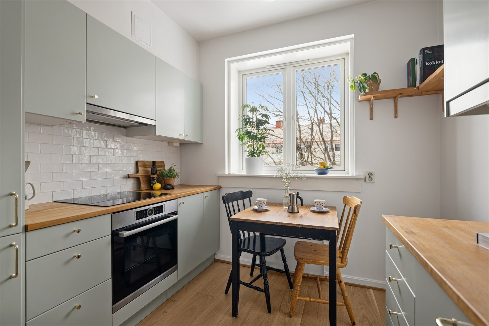 Nyt en deilig frokost med en grønn oase rett på utsiden av vinduet Galleribilde