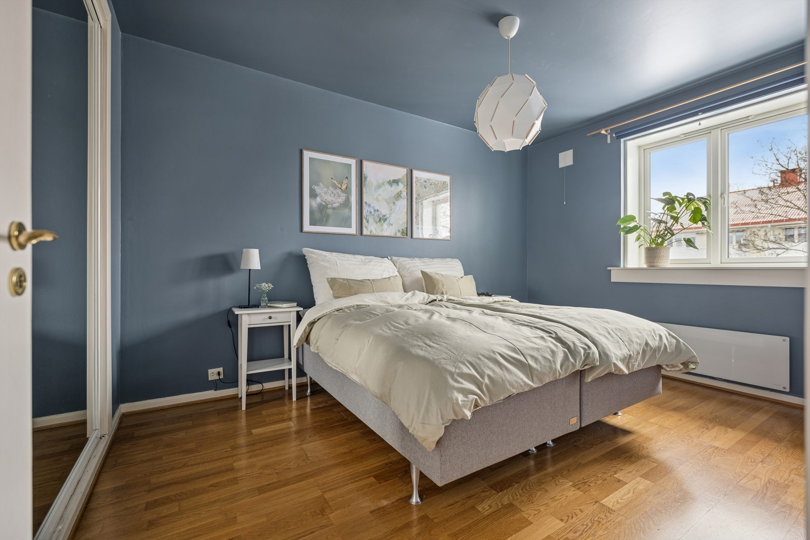 Hovedsoverommet fremstår som et romslig og behagelig rom med en rolig atmosfære. Galleribilde