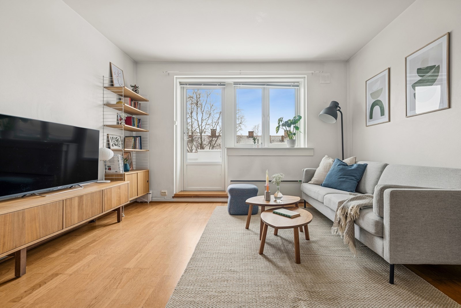 De pene, gjennomgående overflatene bidrar til et moderne uttrykk og gir en rolig base som passer de fleste innredningsstiler. Galleribilde