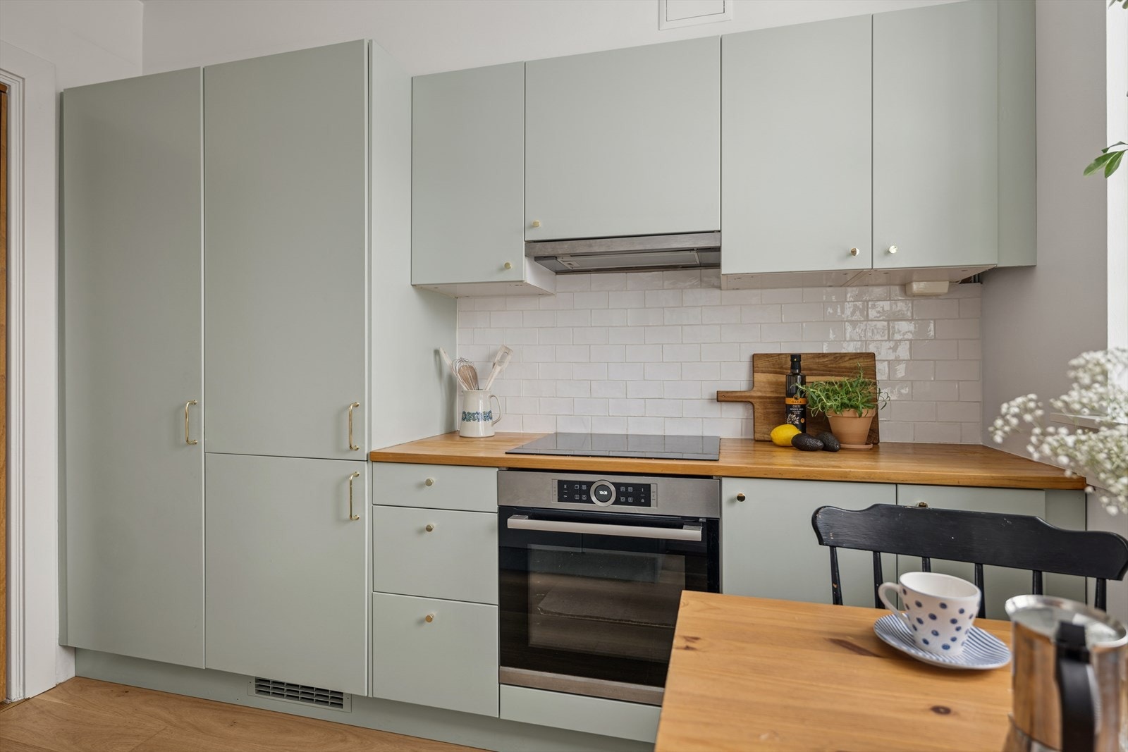 De takhøye overskapene utnytter rommet optimalt og gir svært gode oppbevaringsmuligheter. Galleribilde