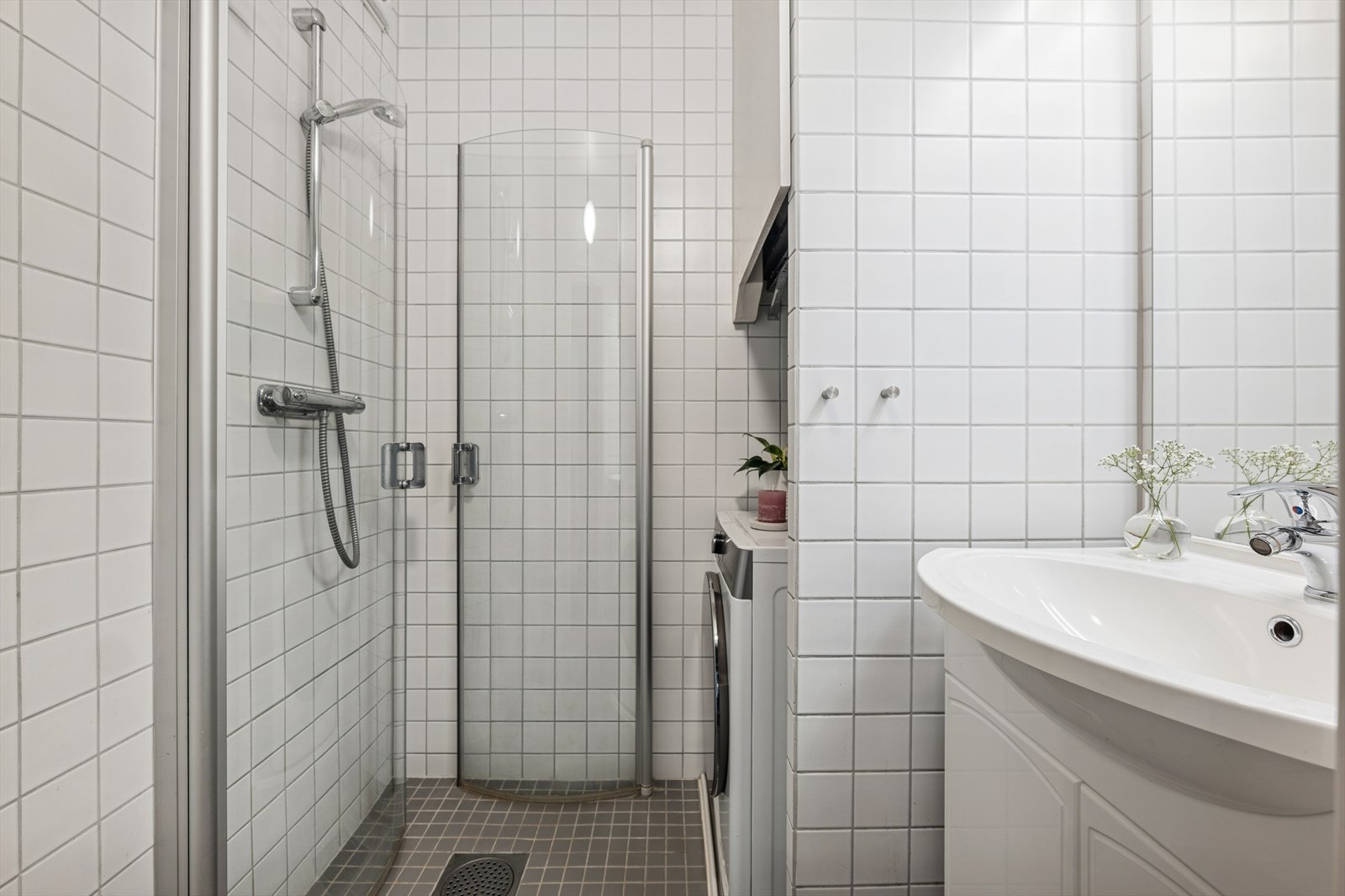 Badet fremstår som et lyst, innbydende og funksjonelt rom med moderne materialvalg som gir et helhetlig og stilrent uttrykk. Galleribilde