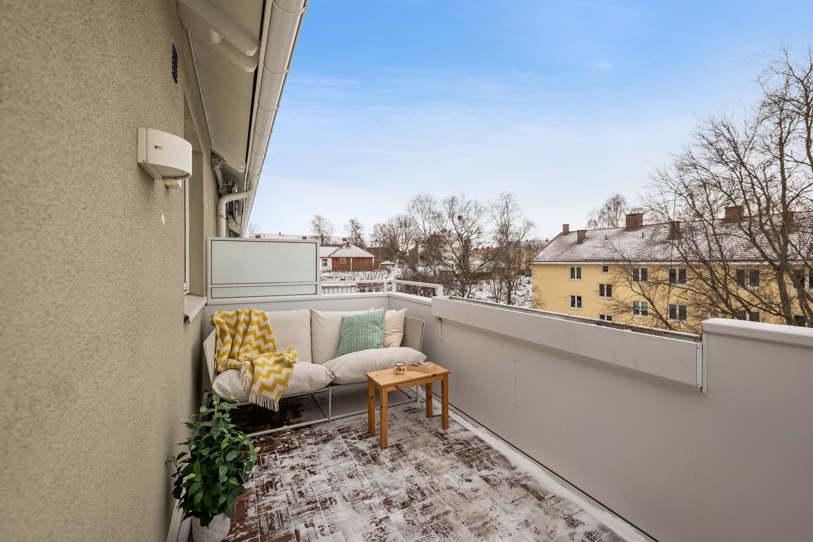 Stuen har direkte adkomst til den vestvendte balkongen, noe som forlenger oppholdsrommet og gjør det enkelt å ta med seg kaffen ut på varme dager. Galleribilde