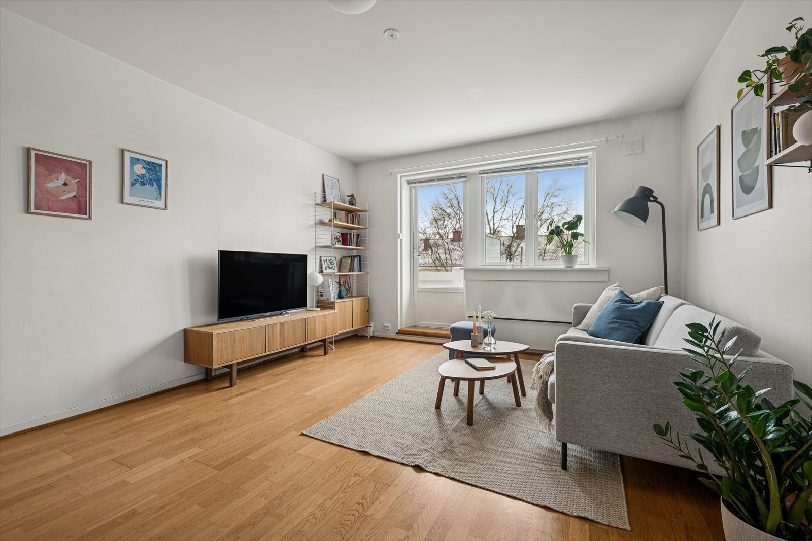 Stuen fremstår som et lyst og behagelig oppholdsrom med gode vindusflater som slipper inn rikelig dagslys og skaper en åpen og luftig atmosfære. Galleribilde