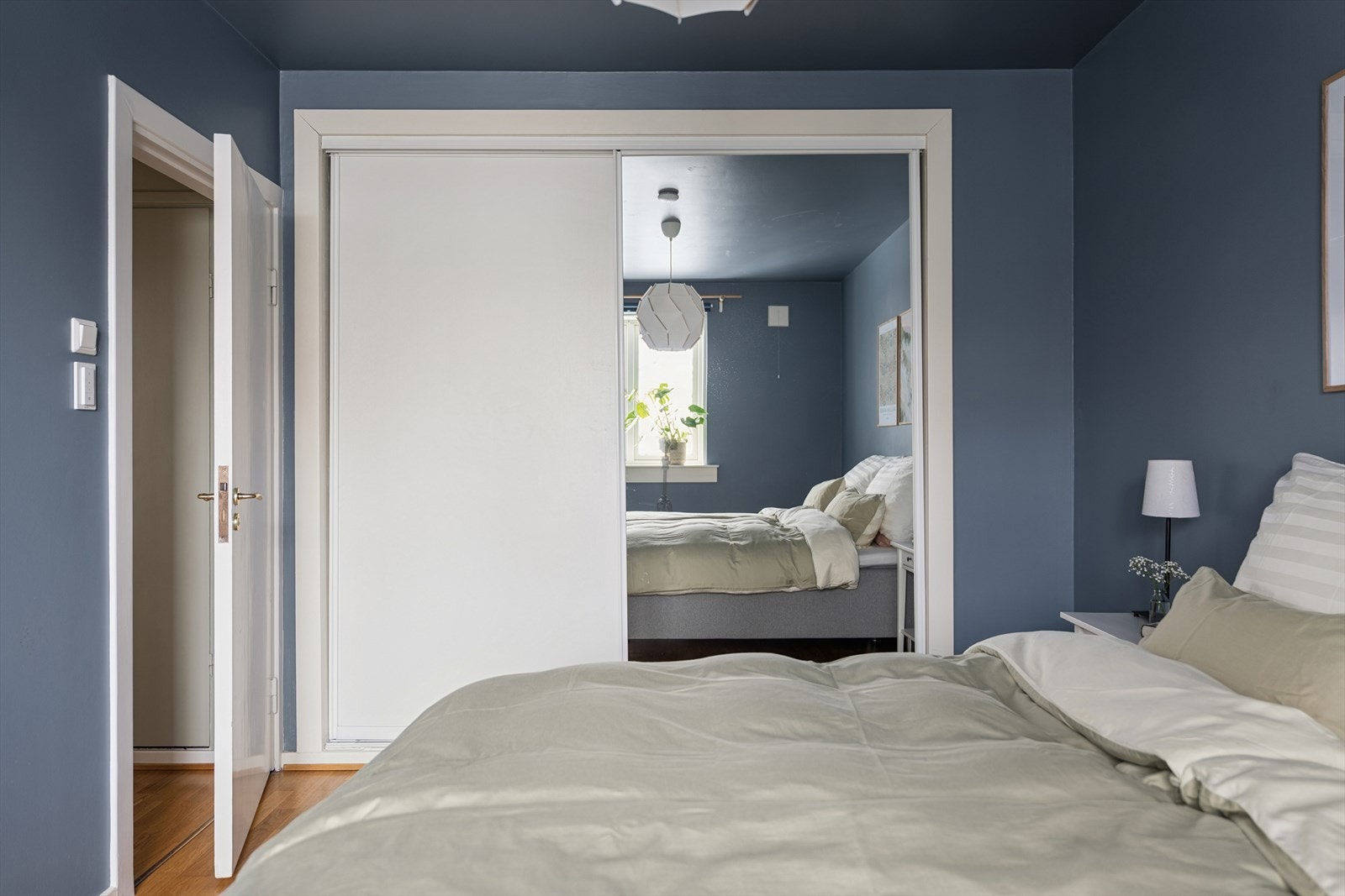 Her er det god plass til dobbeltseng, garderobeløsning og annet møblement, noe som gjør rommet både funksjonelt og praktisk i hverdagen. Galleribilde