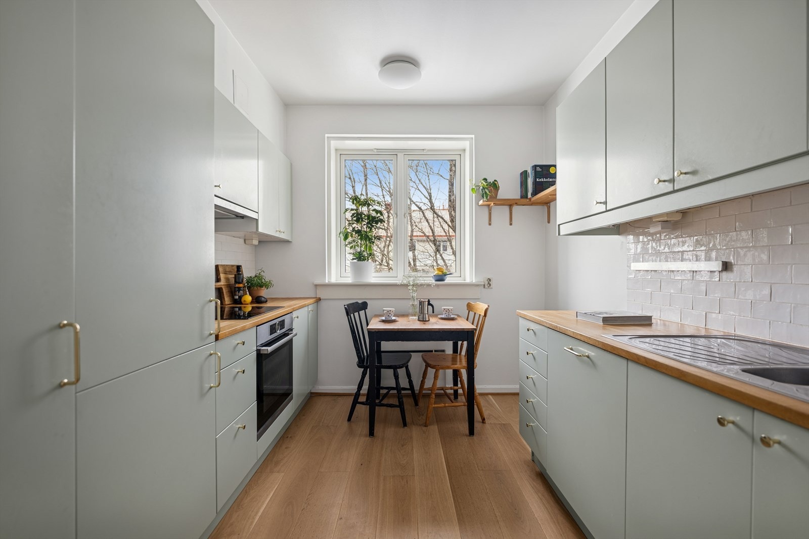 Kjøkkenet er et praktisk og innbydende rom med en gjennomført innredning. Galleribilde