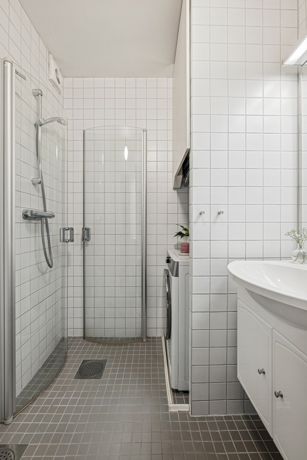 De flislagte veggene og gulvene skaper en tidløs og elegant atmosfære, samtidig som overflatene er enkle å holde rene og vedlikeholde. Varmekablene gir en behagelig gulvtemperatur gjennom hele året og gjør rommet komfortabelt fra første steg. Galleribilde