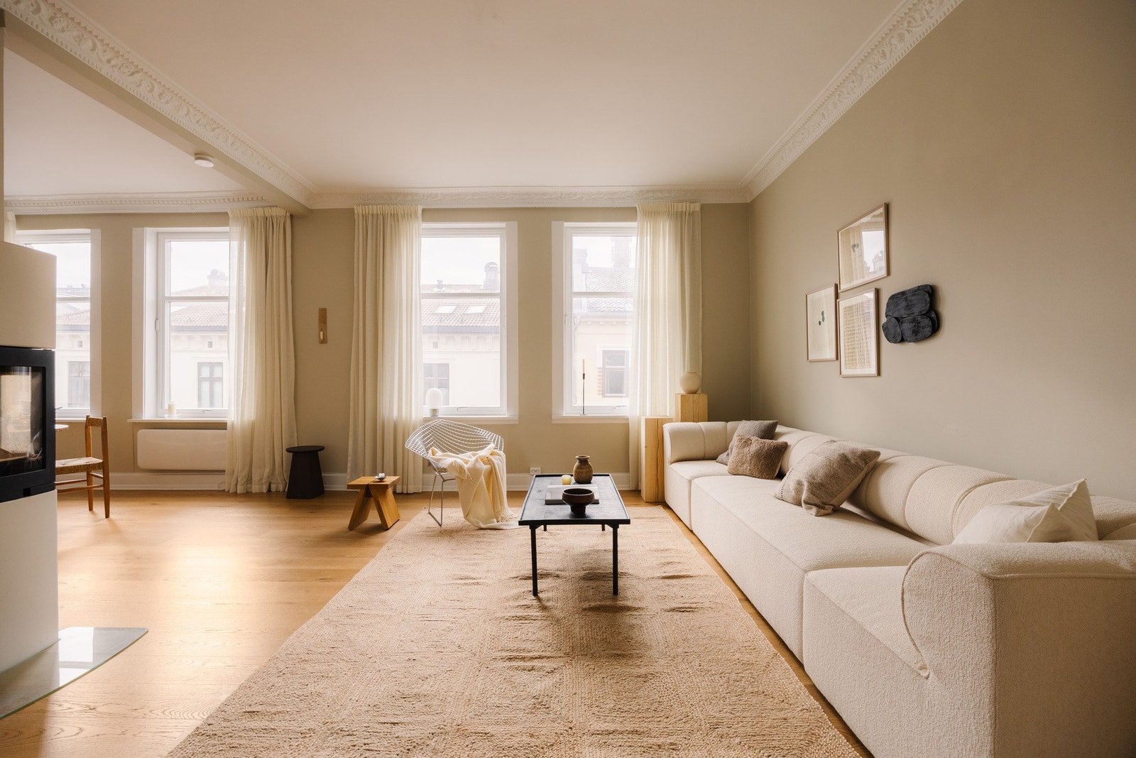 - Leiligheten ligger fint til i byggets 4.etg. Stue- og kjøkken-delen vender ut mot Kirkegårdsgata mens soverommene vender mot indre gårdsrom - Galleribilde