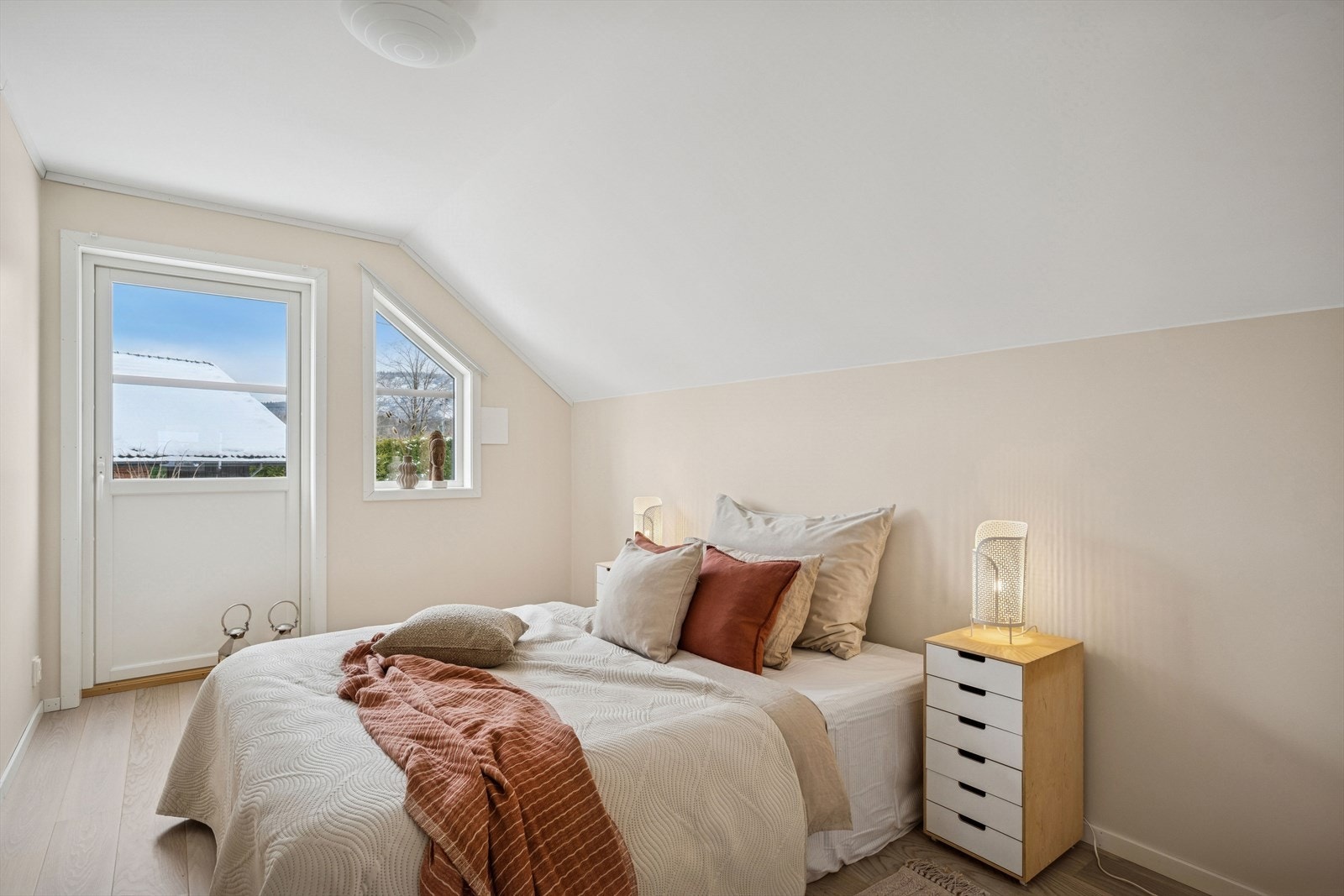 Fra soverom 4 er det utgang til balkong. Galleribilde