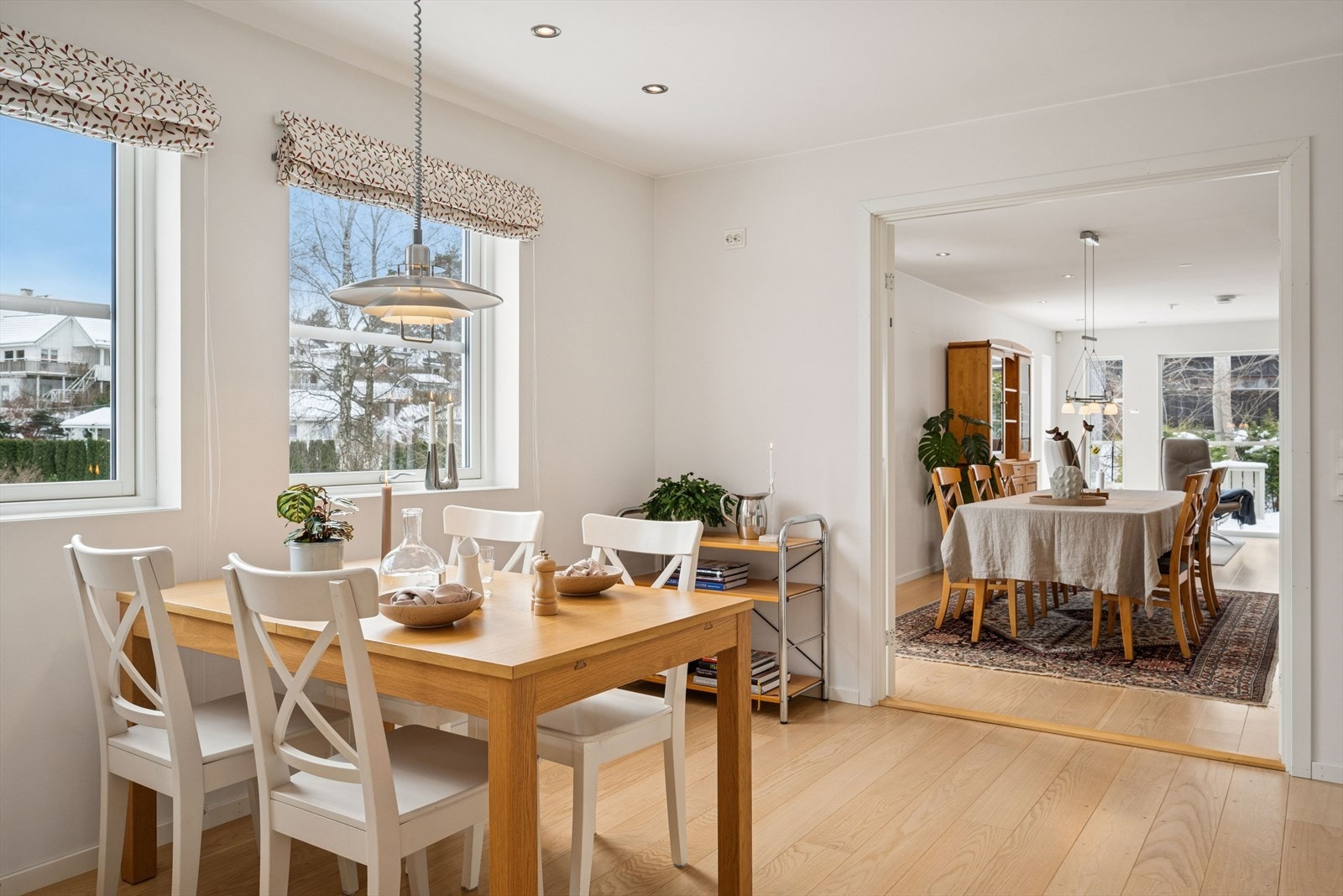 Planløsningen gir en naturlig sammenheng mellom kjøkken og spiseplass, godt egnet både til daglig bruk og ved større sammenkomster. Galleribilde