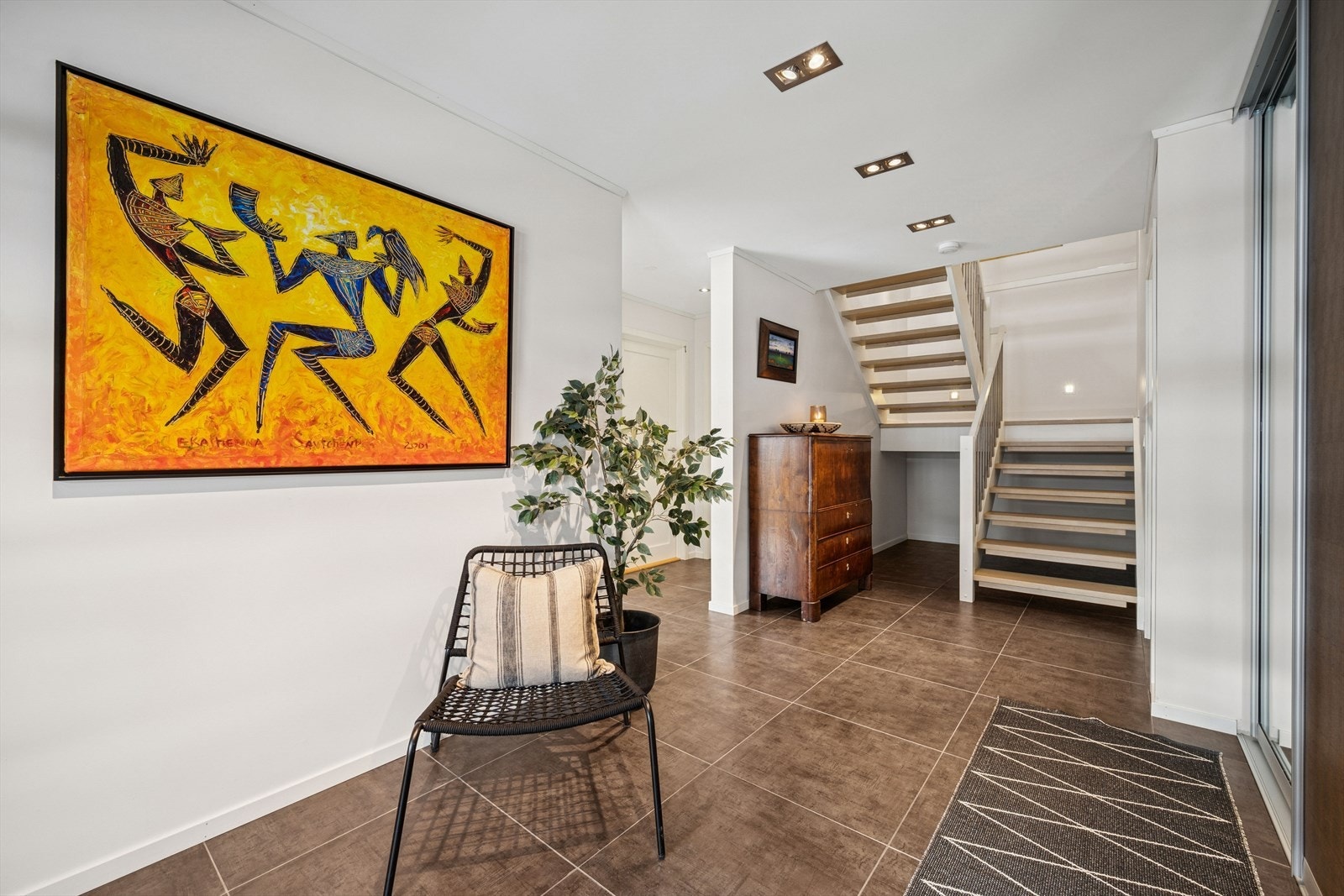 Entréen har et ryddig og representativt uttrykk, og gir en god overgang mellom ute og boligens oppholdsarealer. Galleribilde