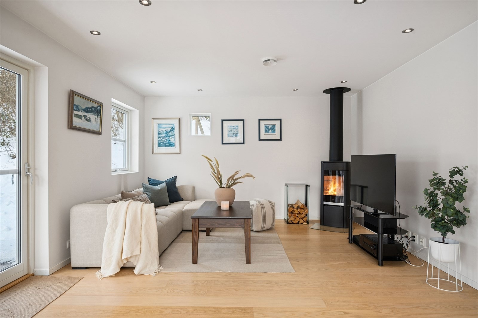 Rommet har gode proporsjoner og fleksible møbleringsmuligheter. Peisovn er integrert i rommet og bidrar til funksjonell oppvarming. Galleribilde