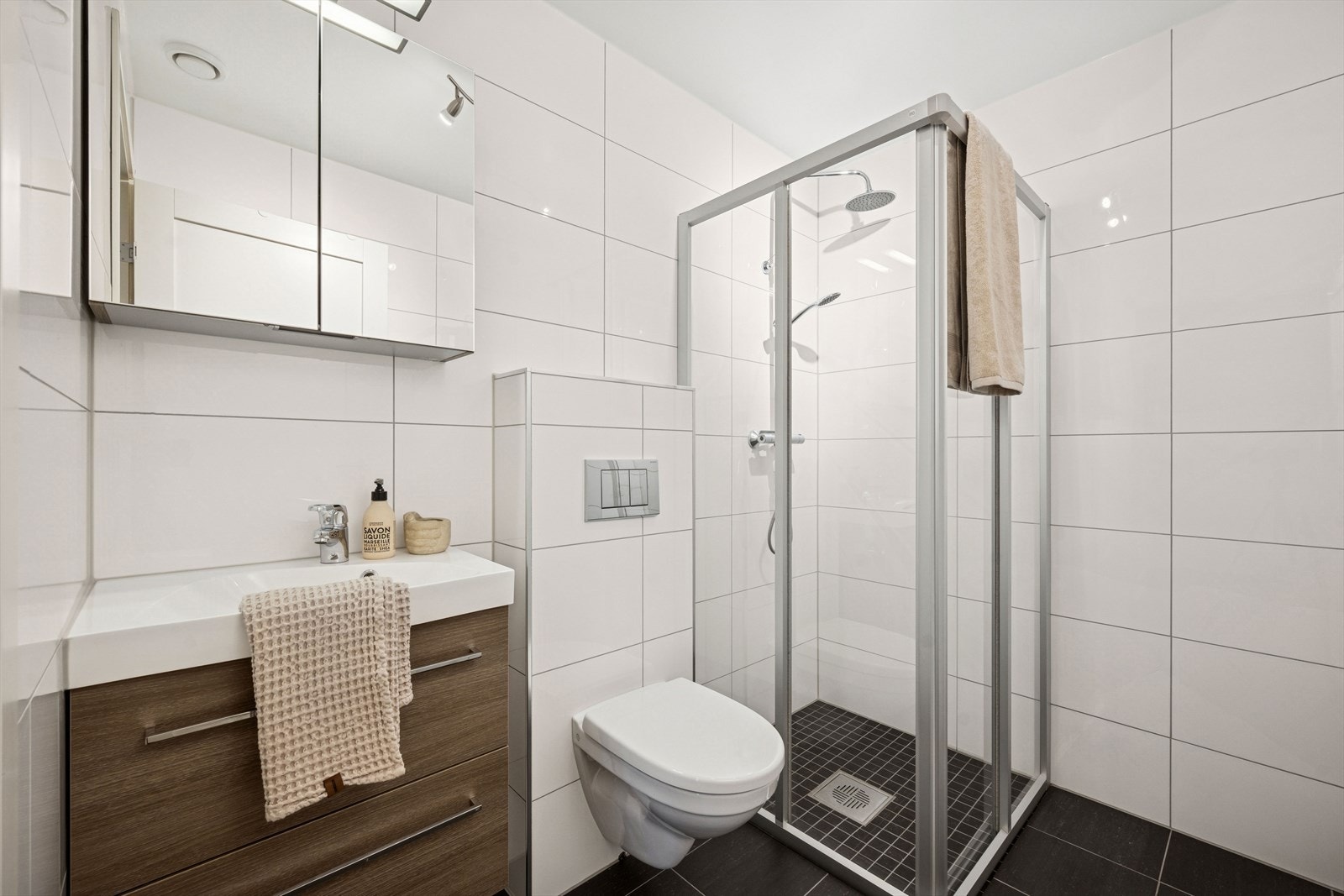 Stilrent og moderne baderom i hybel. Galleribilde