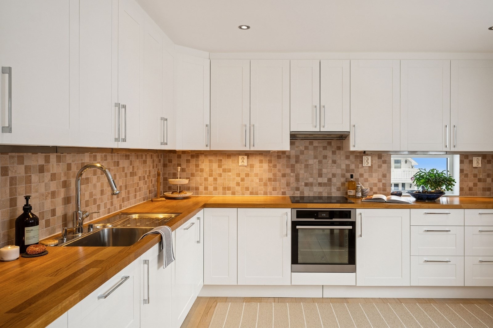 Det er god skap- og benkeplass, samt integrerte hvitevarer. Galleribilde