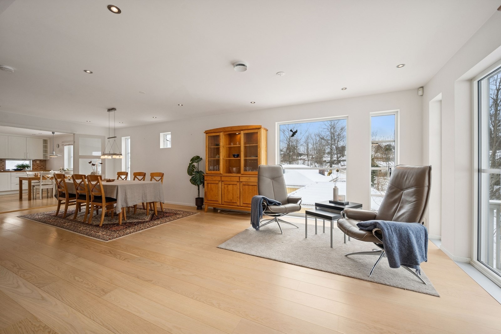 Stuen fremstår som lys og romslig med store vindusflater som gir rikelig med naturlig lys. Fra stuen er det utgang til uteareal. Galleribilde