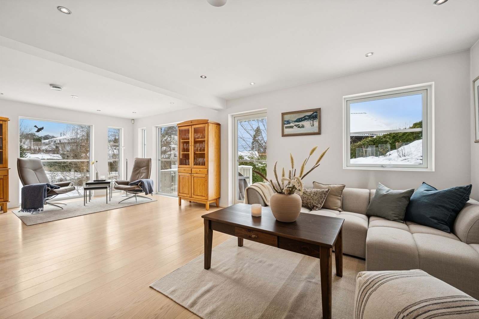 En svært innholdsrik enebolig med innredet hybeldel. Boligen har 6 soverom og 4 bad. Kort avstand til skole og dagligvare, samt sjø og marka! Galleribilde