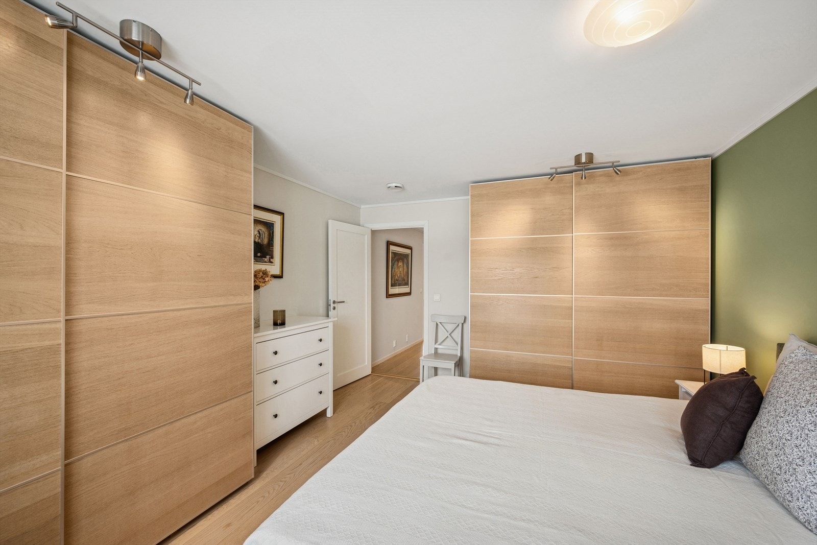 Hovedsoverommet har to romslige skyvedørsgarderober for rikelig med oppbevaring. Galleribilde