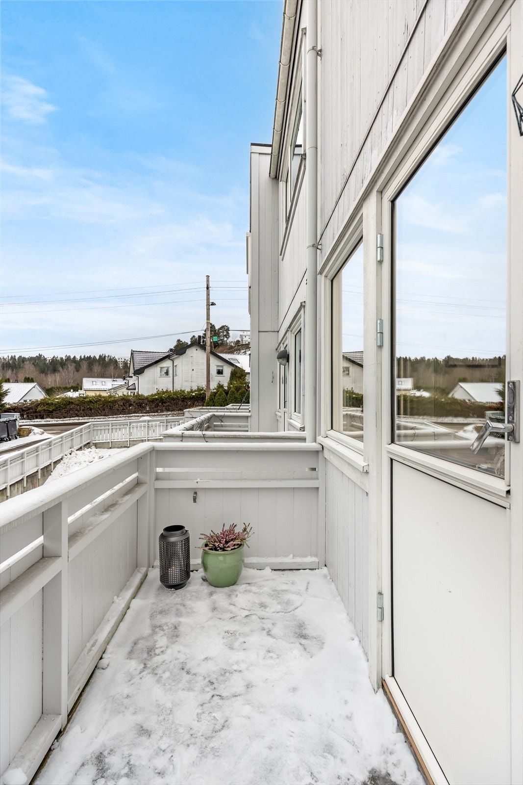 Sydøstvendt balkong med adkomst fra kjøkken gir mulighet for morgenkaffe. Galleribilde