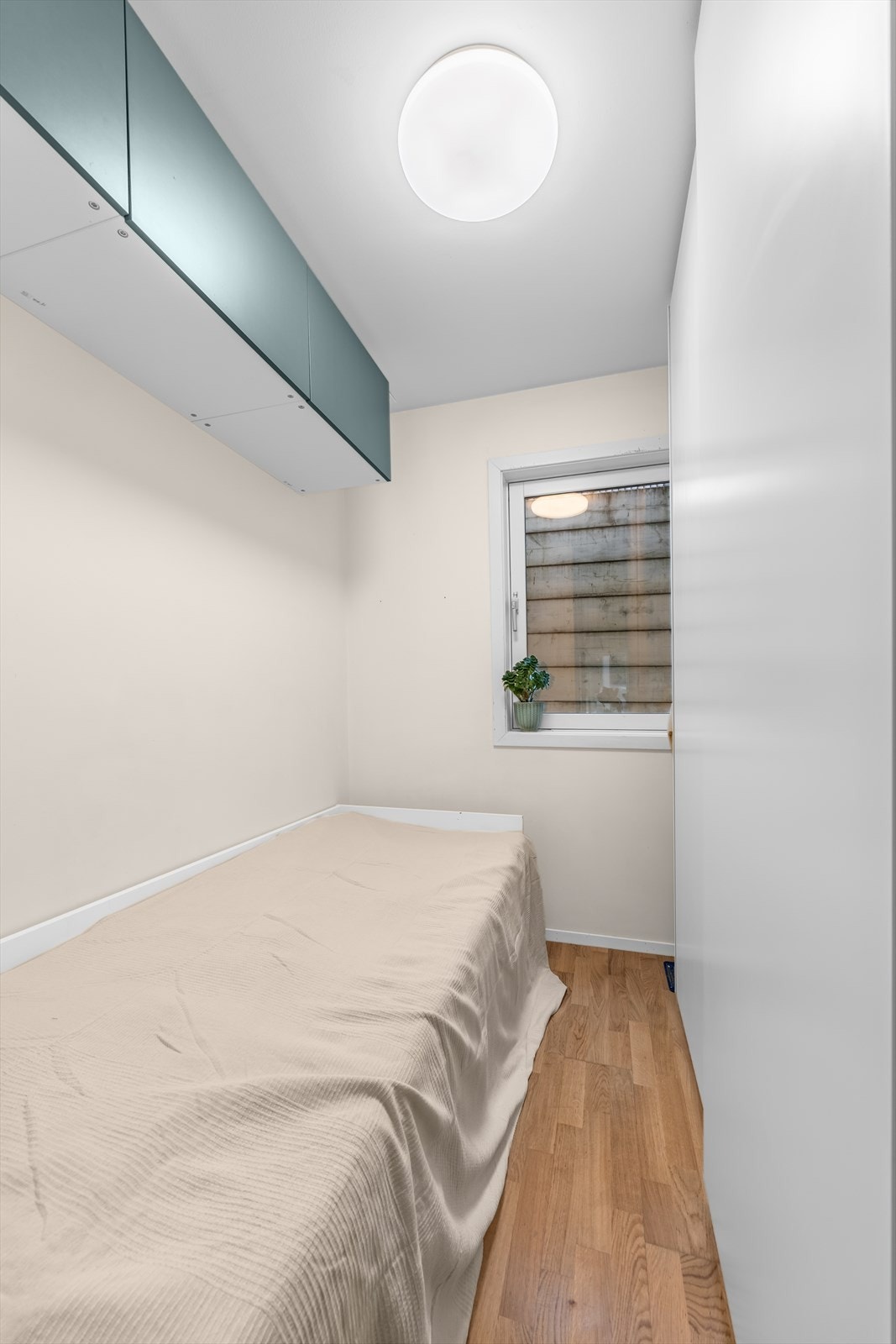 Deler av hybelen har blitt innredet som en alkove, med plass til en smal seng. Galleribilde