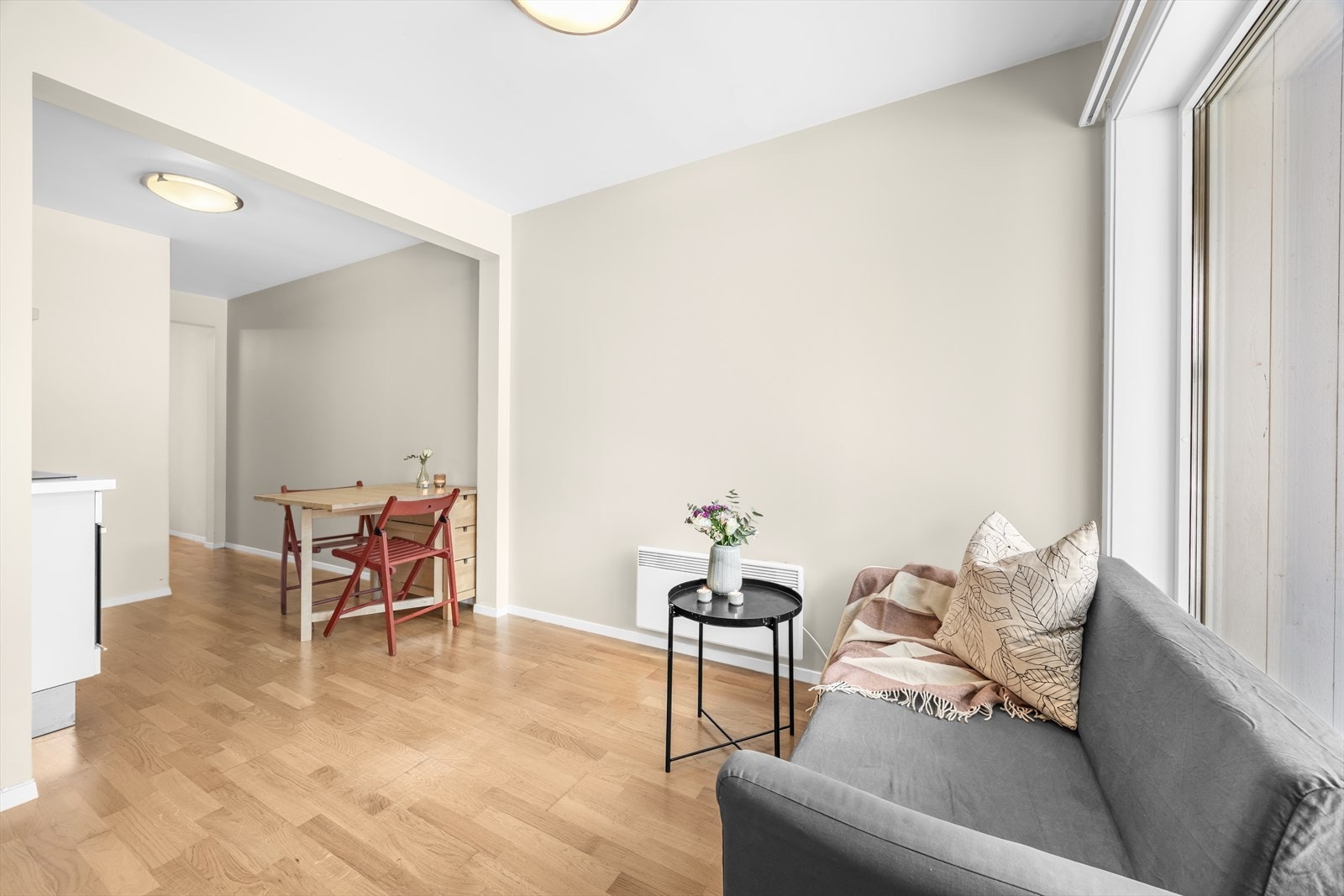 Hybel med åpen stue-/kjøkkenløsning. Galleribilde