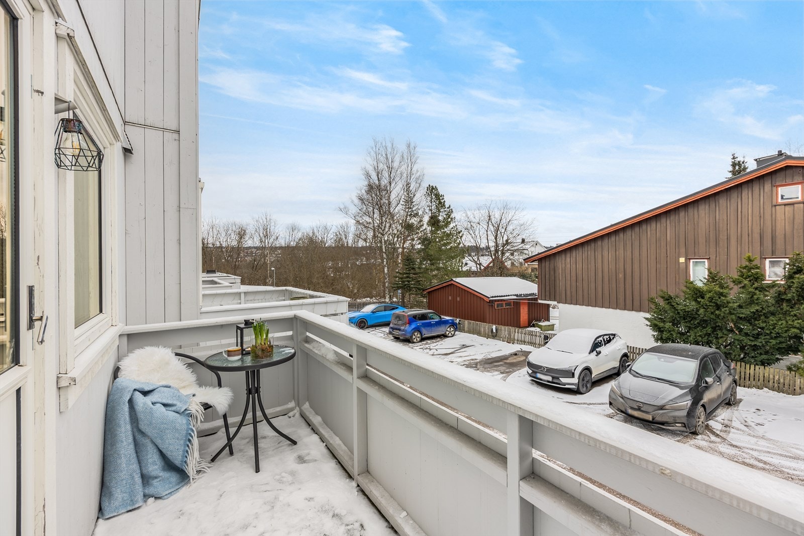 Balkongen gir utsikt mot nærområdet og har plass til et enkelt balkongmøblement. Galleribilde