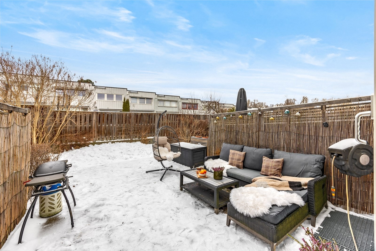 Uteplassen har god plass til sittegruppe og grill, ideelt for sosiale sammenkomster. Galleribilde