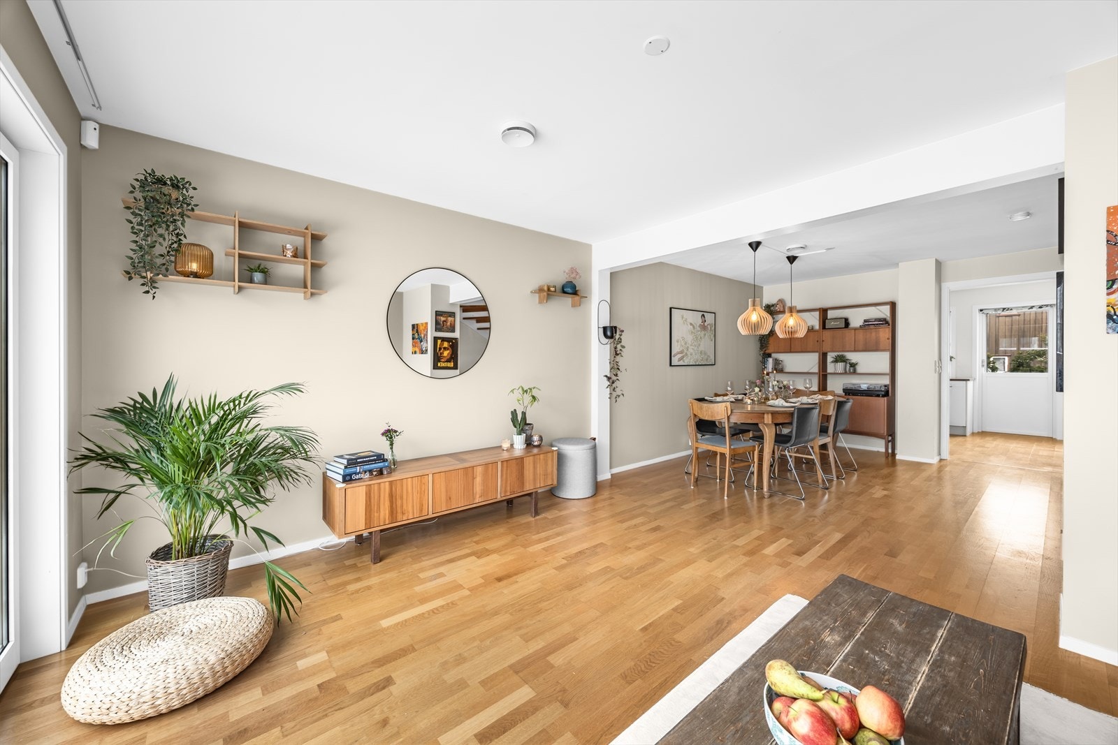 Det er god plass til sofagruppe, TV-løsning og et hyggelig spisebord. Galleribilde