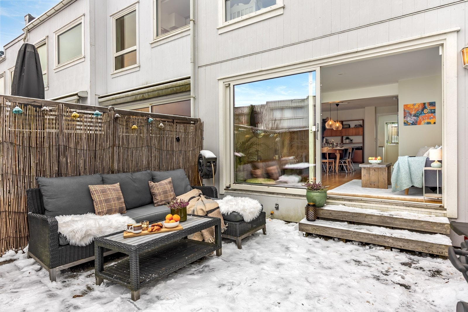 Dette er et familievennlig rekkehus fra 2011, fordelt over tre etasjer og med to hyggelige utearealer samt hybeldel. Galleribilde