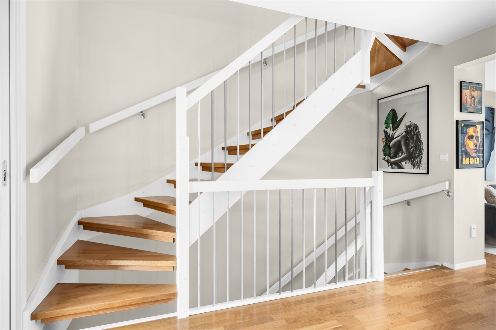 Tretrappene med hvite rekkverk binder etasjene sammen med stil. Galleribilde