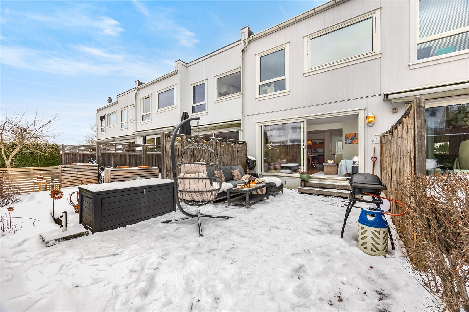 Direkte utgang fra stue til terrasse gir enkel tilgang til uteområdet. Galleribilde